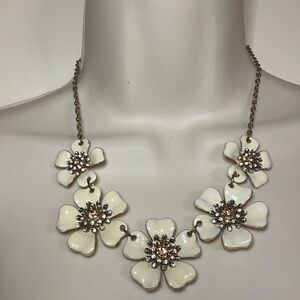 Chic Floral Necklace in Cream and Gold with crystals